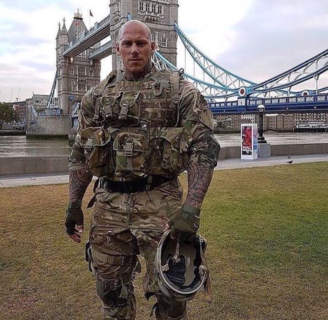 British Soldier Martyn Ford, Military Pins, Dream Goals, Startup Marketing, British Armed Forces, Spec Ops, Delta Force, Royal Marines, Military Combat