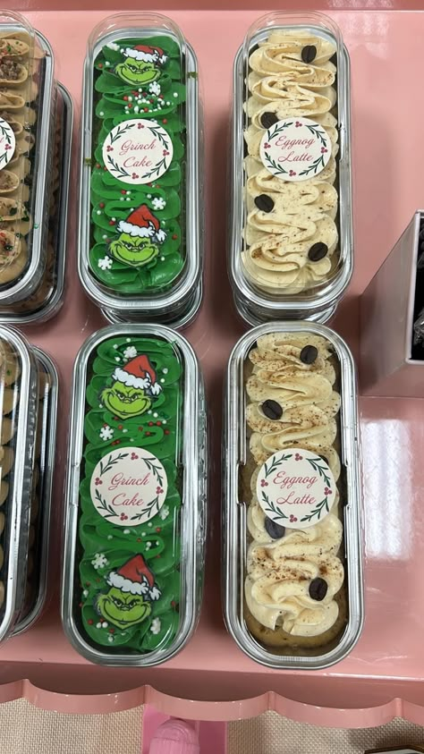 Bakery Basket Ideas, Christmas Mini Cake Tins, Mini Cake Pan Ideas Christmas, Mini Pan Cake Ideas, Mini Cake Business, Mini Cake Loafs, Mini Loaf Cakes Christmas, Mini Cake Loaf Ideas, Christmas Mini Loaf Cakes Ideas