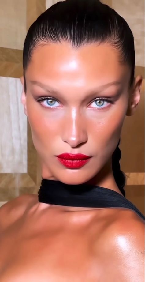 Red Lips Outfit, Bella Hadid Model, Bella Hadid Makeup, Bella Gigi Hadid, Date Night Makeup, Red Lip Makeup, Red Makeup, Hadid Style, Beauty Shoot