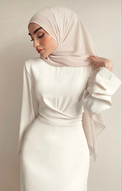 Graduation Outfit Ideas University Hijab, Ramadhan Dress, Graduation Outfit Ideas Hijab, Graduation Outfit Ideas, Estilo Hijab, Bride Dress Simple, Stile Hijab, Mode Turban, Hijabi Fashion Casual