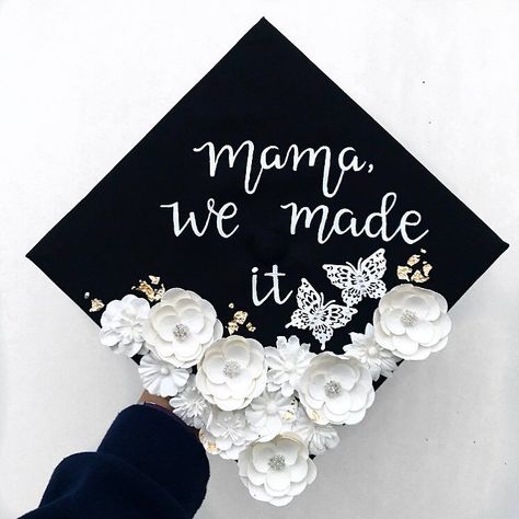 Cap Decoration Graduation, Graduation Cap Decoration Nursing, Graduation Cap Designs College, Funny Graduation Caps, Creative Graduation Caps, College Grad Cap Ideas, High School Graduation Cap, College Graduation Cap Decoration, Grad Cap Designs