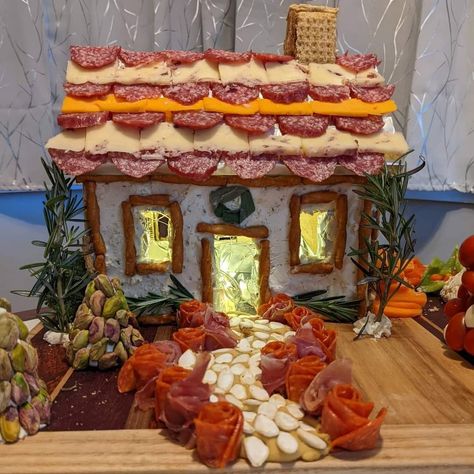 Charcuterie House Christmas, Charcuterie House Ideas, Charcuterie Cabin, Charcuterie Chalet Diy, Charcuterie Gingerbread House, Charcuterie House For Christmas, Charcuterie Houses, Xmas Charcuterie, Charcuterie House