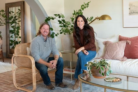 Courtesy of Magnolia Network Fans of shiplap, farmhouse chic-decor and the undeniably lovable Chip and Joanna Gaines have a new reason to celebrate. The home renovation stars have rebooted their beloved series Fixer Upper with Fixer Upper: Welcome Home and it's now available to stream. The show premiered on Discovery+ on Friday, Jan. 29. The Today Show shared an exclusive clip from Fixer Upper: Welcome […] The post Chip and Joanna Gaines' 'Fixer Upper: Welcome Home' is Now A Fixer Upper Episodes, Joanna Gaines Farmhouse, Magnolia Network, Floating Cups, Chip Gaines, Chip And Jo, Best Relationship Advice, Chip And Joanna Gaines, Cellar Door