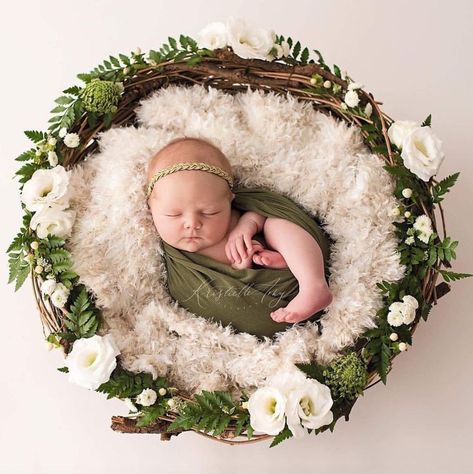 Adorable Baby Photography in basket with flowers and garland Photo Bb, Basket With Flowers, Foto Newborn, Newborn Photography Poses, Newborn Baby Photoshoot, Baby Boy Photography, Newborn Baby Photos, Newborn Poses, Foto Baby