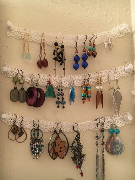 I needed a quick, easy and cheap way to organize my earrings... Boom! Ways To Store Earrings, Crochet Earring Hanger, How To Organize Earrings, Jewlrey Organization Wall Diy, Earring Organization, Organize Earrings, Diy Earring Holder, Jewelry Storage Diy, Earring Hanger