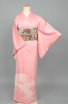 Iromuji  (色無地): single-colored kimono that may be worn by married and unmarried women. They are mainly worn to tea ceremonies. The dyed silk may be figured (rinzu, similar to jacquard), but has no differently colored patterns. It comes from the word "muji" which means plain or solid and "iro" which means color. Asian Design Pattern, Modern Japanese Clothing, Plain Kimono, Lunar Festival, Kimono Rental, Chinese Outfits, Cute Kimonos, Unmarried Women, Japan Kimono