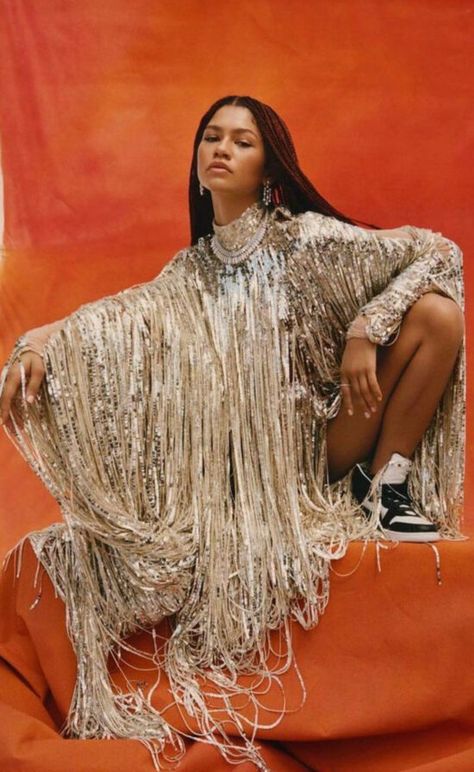 Zendaya Wears Maison Valentino Fall 2020 Haute Couture in ELLE December 2020 Issue!1966 Magazine Mode Zendaya, Estilo Zendaya, Mode Editorials, Zendaya Style, Creative Photoshoot Ideas, Photographie Portrait Inspiration, Photoshoot Concept, Photoshoot Inspiration, Model Poses