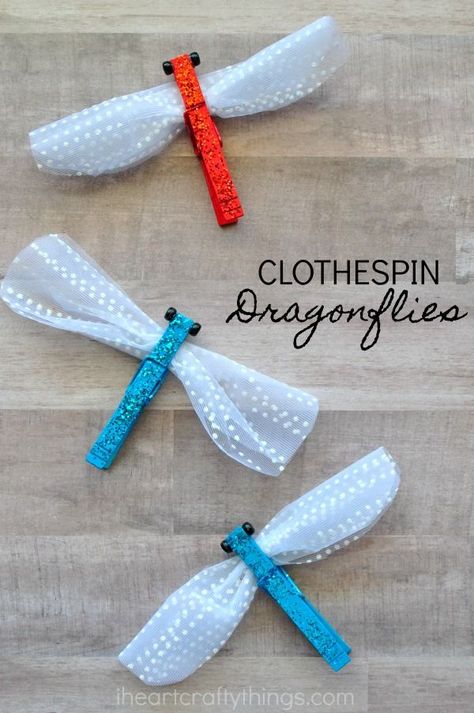 This sparkly clothespin dragonfly craft is great for an insect craft, summer kids craft, spring kids craft, bug crafts for kids and dragonfly kids craft. Clothespin Dragonfly, Amigurumi Ballerina, Dragonfly Craft, Oppgaver For Barn, Dragon Fly Craft, Insect Crafts, Clothespin Crafts, Bug Crafts, Pin Crafts