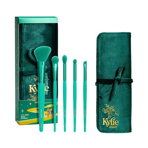 Kylie Cosmetics x "The Wizard of Oz" Brush Set Green Cosmetics, Metallic Lipstick, Holiday Makeup Looks, Makeup News, Brushes Makeup, Bath And Body Works Perfume, Lip Paint, The Wizard Of Oz, Holiday Makeup