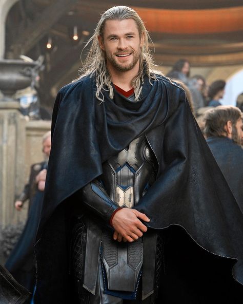 Chris Hemsworth Source ♡ on Instagram: “Happy Thorsday!😍😍😍 📸: Chris Hemsworth as Thor Odinson, the God of Thunder in "Thor: The Dark World" (2013).” Film Marvel, Thor 2, Chris Hemsworth Thor, Marvel Thor, Bruce Banner, The Dark World, Clint Barton, Orlando Bloom, Loki Thor