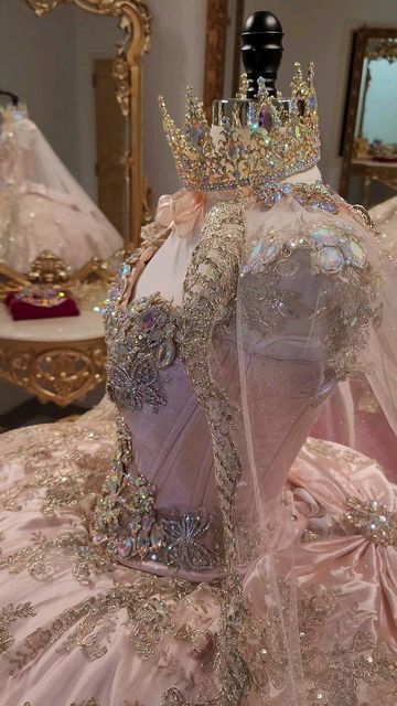 Pink And Gold Quinceanera Dress, Light Pink Quinceanera Dresses, Debut Gowns, Xv Dresses, Sweet 15 Party Ideas Quinceanera, Quince Themes, Quinceanera Dresses Gold, Debut Dresses, Quinceanera Pink