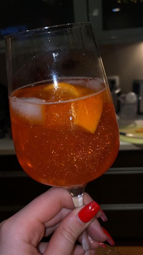 Girl Drinking Alcohol, Glitter Drinks Alcohol, Aperol Spritz Aesthetic, Spritz Aesthetic, Glitter Drinks, Drink Glitter, Spritz Drink, Glitter Alcohol, Short Coffin Nails Designs