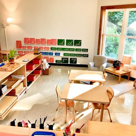 Awesome Montessori Classrooms 🔆 #MontessoriBed #ChildFurniture #ToddlerRoomDecor #NaturalMaterials #WoodenToys #KidsRoomInspiration #MontessoriHome #EcoFriendlyKids #ToddlerSleep #ParentingIdeas Montessori Classroom Layout, Montessori Elementary Classroom, Montessori Space, Montessori Classroom Ideas, Montessori Shelves, Reggio Emilia Classroom, Montessori Kindergarten, Flexible Seating Classroom, Montessori Nursery