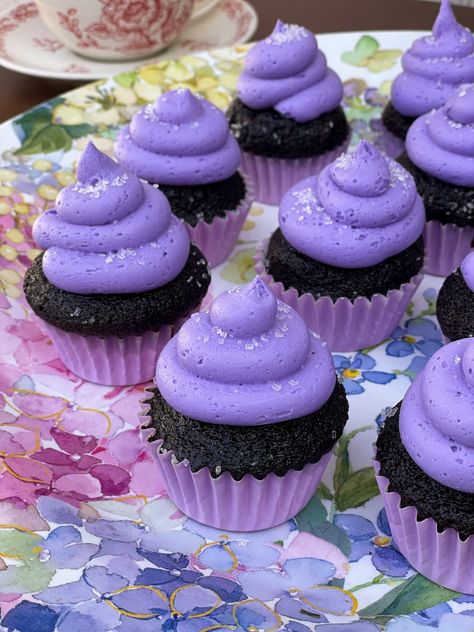 Purple Appetizers, Purple Snacks, Purple Foods, Purple Desserts, Purple Board, Appetizer Table, Halloween Wedding Cakes, Lavender Cupcakes, Dark Chocolate Cupcakes