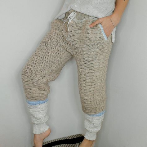 Keep your buns warm with these crochet joggers WITH pockets. Click the link for a free crochet tutorial! Crochet Pants Pattern, Crochet Bottoms, Crochet Pants, Crochet Collection, Crochet Tops Free Patterns, Crochet Shorts, Crochet Fashion Patterns, Love Crochet, Pants Pattern