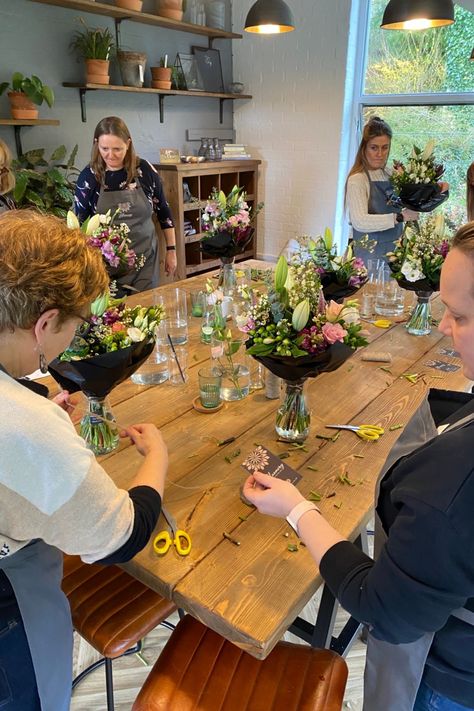 Florist Job Aesthetic, Flower Workshop Studio, Floral Design Workshop, Flower Bouquet Workshop, At Home Flower Shop, Flower Arranging Workshop, Floral Workshop Ideas, Florist Shop Aesthetic, Flower Shop Ideas