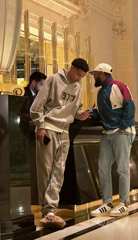 Footballer Outfit, Airport Fashion Men, Hugo Ekitike, Airport Outfit Men, Outfits Stylish, Airport Fits, Light Skin Men, Nba Fashion, Trendy Boy Outfits