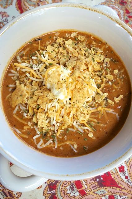 Beefy Nacho Soup - ready in 15 minutes!! Ground beef, taco seasoning, cheese soup, black bans, Rotel, milk - top with more cheese, tortilla chips and sour cream. This soup is ridiculously good! I love that it only takes about 15 minutes. Use mild Rotel if worried about the heat. Nacho Soup Recipe, Nacho Soup, Plain Chicken, Savory Soups, Soup And Stew, Soup And Sandwich, Delicious Soup, Stew Recipes, Week Meal Plan