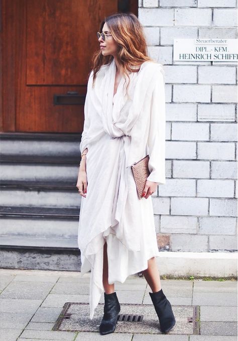 Draped Maja Wyh, Olsen Twins Style, Blogger Outfit Inspiration, Walking Down The Street, Maxi Dress Outfit, Blogger Outfits, Fashion Weeks, Look At You, Fashion Mode