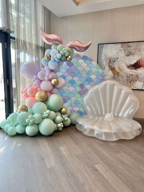 It’s a SHELL-ebration! 🐚 🫧 🧜🏽‍♀️ Balloons + plinth @piccolo_parties Backdrop + inflatable provided by my wonderful client #mermaid #mermaidbirthday #mermaidballoons #mermaidparty #balloongarland #customballoons #ballooninstallation #ballooninspo #mississaugaballoons #torontoballoons #vaughanballoons #torontomoms #mississaugamoms #partywithpiccolo #luxuryballoons #balloonart #balloonart #birthdayballoons #pastelballoons #balloongarland #tgif #friday #underthesea #partyinspo #ballooninspirati Under The Sea Birthday Party Balloons, Mermaid Party Backdrop Ideas, Mermaid Birthday Balloons, Mermaid Party Balloons, Little Mermaid Balloon Garland, Mermaid Balloon Backdrop, Mermaid Tail Balloon Arch, Mermaid Balloon Arch, Balloon Mermaid