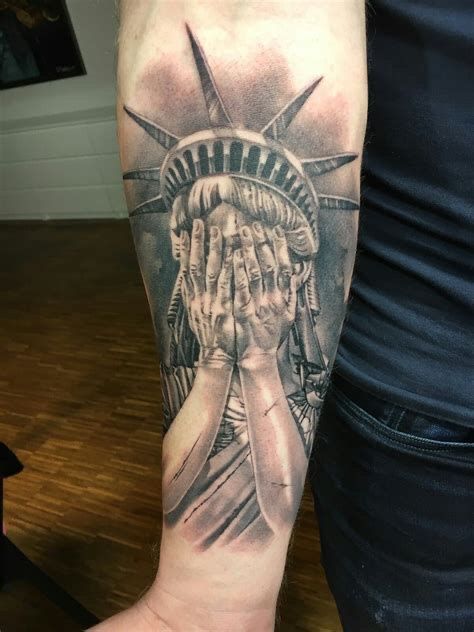 Statue Of Liberty Tattoo Sleeve, Statue Of Liberty Crying, Crying Statue, Statue Of Liberty Tattoo, Liberty Tattoo, Barcode Tattoo, Patriotic Tattoos, Hyper Realistic Tattoo, Full Leg Tattoos