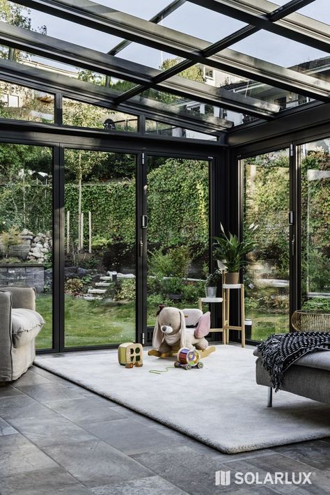 Modern Orangery Extension, Modern Conservatory Ideas, Transparent Roof, Modern Conservatory, Sunroom Dining, Orangery Extension, Indoor Hot Tub, Conservatory Ideas, Modern Townhouse