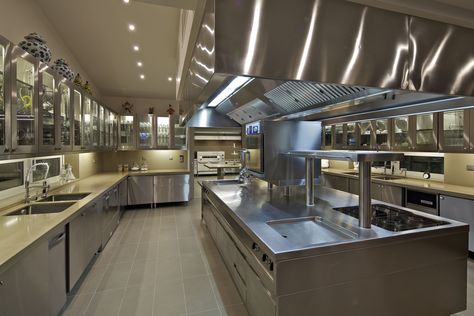 Chefs Kitchen Design, Restaurant Kitchen Equipment, Restaurant Kitchen Design, Shaker Style Kitchen, Commercial Kitchen Design, Sail Yacht, House Pantry, Kitchen Background, Modern Restaurant Design