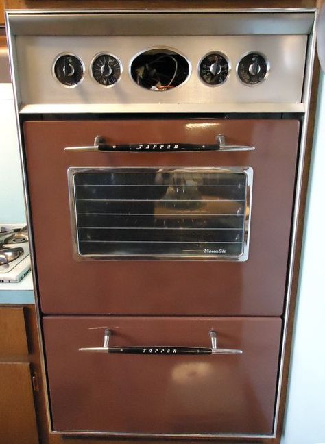 1950s kitchen 1950 Kitchen Remodel, 1950 Kitchen, Primitive Americana Decor, Wall Ovens, 1950s Kitchen, Gas Stove Top, Retro Renovation, Linoleum Flooring, Laminate Countertops