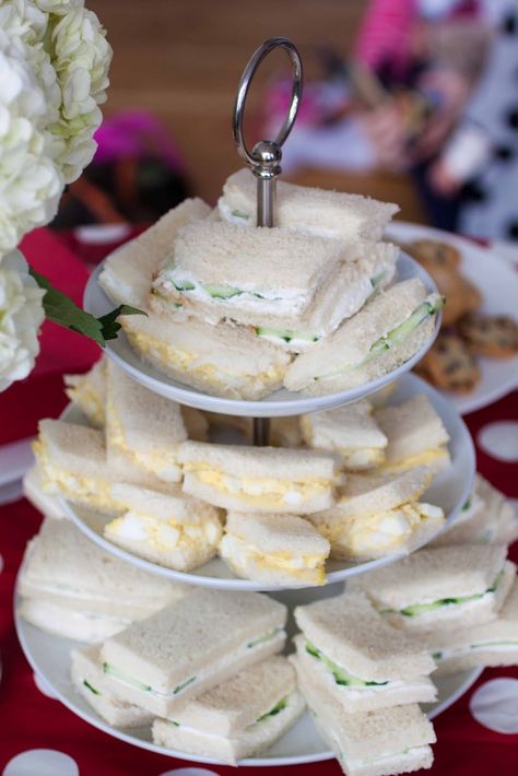 La hora del té. Appetizers Wedding, Food Sandwiches, Tea Party Sandwiches, Baby Brunch, Fingerfood Party, Party Sandwiches, High Tea Party, Baby Shower Tea, Tea Party Food