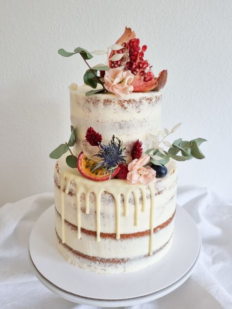 Half Naked Hochzeitstorte - Wedding Cake Tortendesign mit einem Drip aus weißer Schokolade und Blüten-/Fruchtdekoration. Schlicht, natürlich und dennoch ein Hingucker. Im Inneren Erdbeer-Joghurt und Zitrone-Joghurt mit frischen Erdbeeren, selbstgemachter Erdbeermarmelade, hausgemachtem Lemoncurd und saftigen Böden. Wedding Cake Naked Rustic, Half Naked Cake, Naked Cake Wedding, Wedding Macarons, 30 Cake, Holly Wedding, Summer Wedding Cakes, Cake Walk