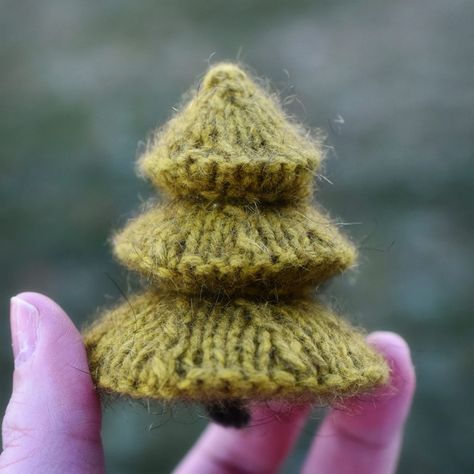 High cuteness potential | Pantsville Press Yarn Doodle, Knitted Trees, Christmas Tree Knitting Pattern, Christmas Knitting Projects, Knit Christmas Ornaments, Christmas Knitting Patterns Free, Miniature Knitting, Knit Art, Christmas Knitting Patterns