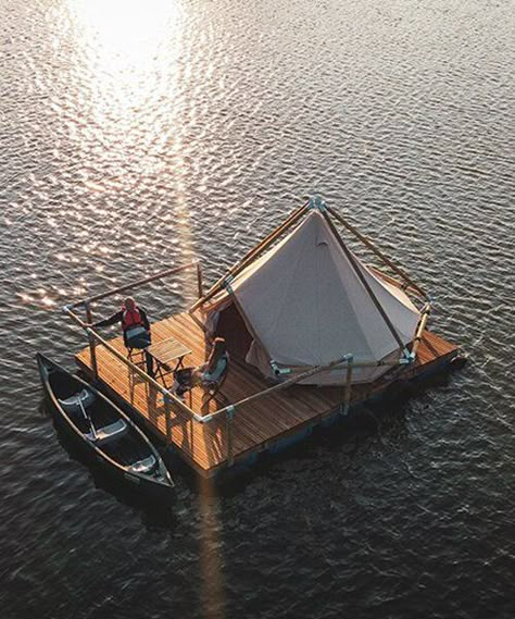 8 hotel-rafts on a lake in belgium will revive your childhood dreams Canoe Trip, Have Inspiration, Floating House, Outdoor Seat, Catamaran, House Boat, Exhibition Design, Rafting, Glamping