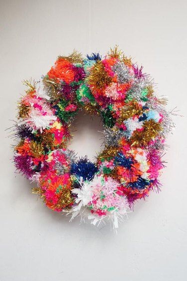 Pom Pom Wreath Diy, Christmas Decorations List, Tinsel Pom Pom, Christmas Decorations 2022, Christmas Pom Pom, Pom Wreath, Pom Crafts, Colourful Christmas, Kitsch Christmas