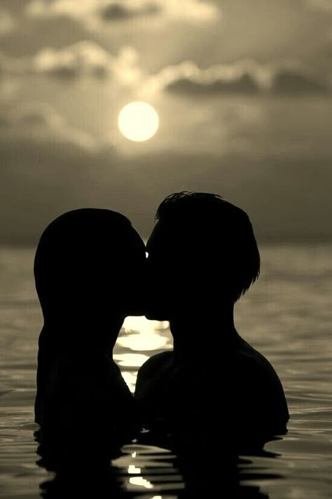 This is where I want to be. In the ocean, at dusk, alone with the one I love, kissing<3 Kiss Him Not Me, People Kissing, Milan Kundera, No One Loves Me, Love Kiss, The Kiss, Photo Couple, Hermione Granger, Couples In Love