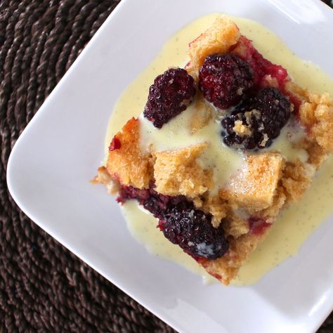 Vanilla blackberry bread pudding with creme anglaise, plus variations Fruit Bread Pudding, Creme Anglaise Recipe, Blackberry Bread, Brioche Bread Pudding, Bread Pudding Easy, Grilled Desserts, Chocolate Bread Pudding, Cinnamon Crunch, Bread Pudding Recipe