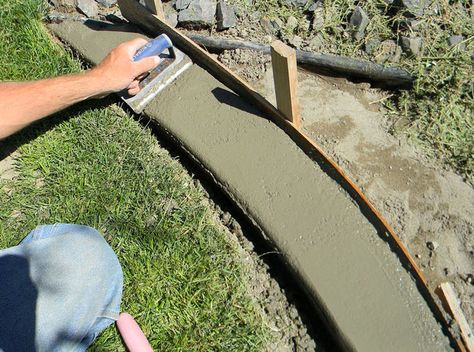 concrete edging ( it looks like a lot of work, but I'd love to do something like this ) Lawn Borders, Landscape Borders, Landscape Edging, Lawn Edging, Diy Concrete, Concrete Garden, Have Inspiration, Garden Edging, Diy Landscaping