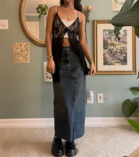 Midi Skirt Concert Outfit, Long Dark Denim Skirt Outfit, Long Jean Skirts Outfit, Long Denim Skirt Outfit Aesthetic, Black Denim Maxi Skirt Outfit, Long Black Denim Skirt Outfit, Long Jean Skirt Outfit, Black Maxi Skirt Outfits, Casual First Date Outfit