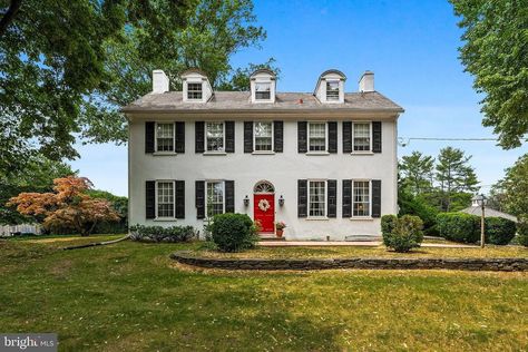 Pin Oak Farm, 1825 Center Hall Colonial house in Cinnaminson, New Jersey Center Hall Colonial Kitchen, Center Hall Colonial, Hall House, Colonial Kitchen, Large Pool, Attic Space, Colonial House, Colonial Style, Staircases