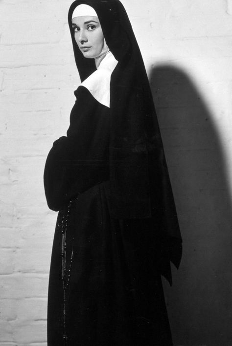 Audrey Hepburn in The Nun's Story (1959) The Nun's Story, Audrey Hepburn Poster, Nuns Habits, Audrey Hepburn Photos, The Nun, Bride Of Christ, British Actresses, Astrology Signs, Audrey Hepburn