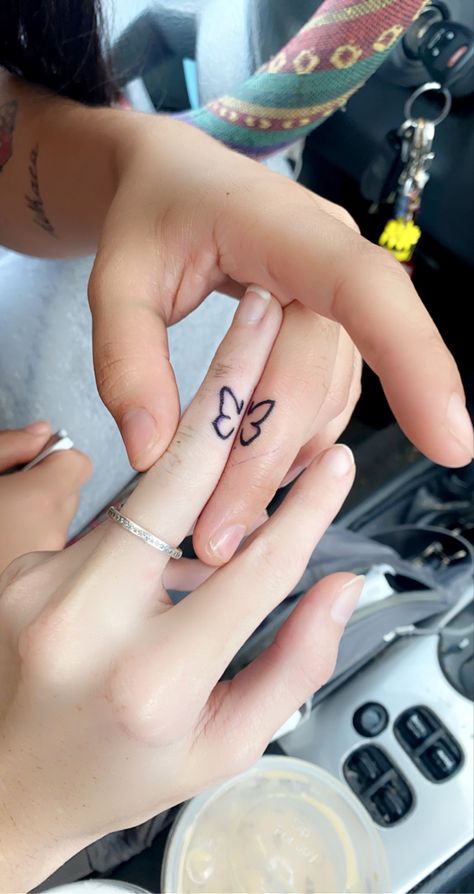 Matching butterfly tattoos. Located in the inside middle finger. Each friend has a half of a butterfly and when put together, they create one whole butterfly. Tattoo Designs Matching, Matching Finger Tattoos, Matching Bff Tattoos, Bestie Tattoos, Maching Tattoos, Tattoos Cute, Matching Friend Tattoos, Cute Matching Tattoos, Tattoo Finger