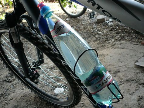 DIY 0$ Bike Bottle & Bottle Holder Balancing Wine Bottle Holder Diy, Diy Bike Water Bottle Holder, Drink Holder Diy, Bikepacking Diy, Bike Cup Holder, Bicycle Phone Holder, Bike Water Bottle Holder, Bike Water Bottle, Water Bottle Holder