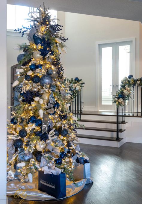 Blue Christmas Tree Decorations, Blue Christmas Decor, Christmas Tree Decorating Themes, Blue Christmas Tree, Elegant Christmas Trees, Gold Christmas Decorations, Fun Christmas Decorations, Christmas Themes Decorations, Christmas Tree Inspiration