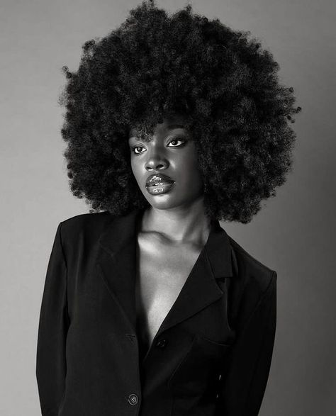 Dark Skin Models, Model Headshots, Quotes Black, Headshot Poses, Beautiful Photoshoot Ideas, Studio Photography Poses, Movie Black, Pose Fotografi, Fun Photoshoot