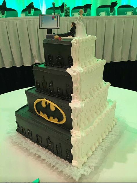 Batman Wedding Cake, Batman Wedding Cakes, Unusual Wedding Cakes, Batman Wedding, Superhero Wedding, Batman And Batgirl, Batman Cake, Cool Wedding Cakes, Grooms Cake