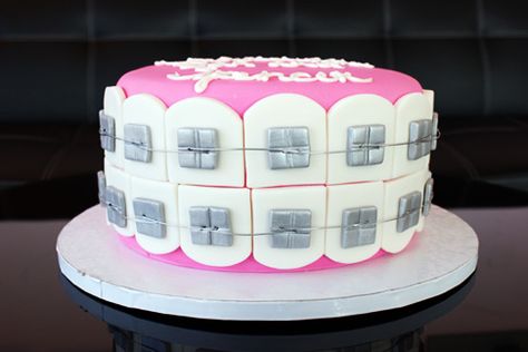 Braces Cake - I'd love to know what they used for the brackets (and I wish I were that good handling fondant!) How fun. Braces Friendly Recipes, Dental Cake, Dentist Cake, Doctor Cake, Tooth Cake, Dental Life, Elegant Cakes, Take The Cake, Wedding Cake Designs