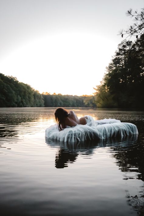 Lake Photo Shoot Ideas, Stream Photoshoot, Outdoor Tub Photoshoot, Water Shoot Ideas, Water Session Photography, Mattress In Lake Photoshoot, Water Bourdier Photoshoot, Pond Photoshoot, Lake Photoshoot Summer