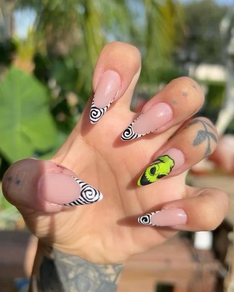 Oogy Boogie Nails, Oogie Boogie Nails Almond, Oggy Boggy Nails, Halloween Nails Oogie Boogie, Halloween Nails Tim Burton, Ogie Bogie Nails, Oggie Boogie Nail Designs, Ophir Boogie Nails, Tim Burton Nails Acrylic