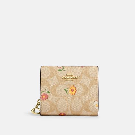 Discover great products at the best prices at Dealmoon. Coach Snap Wallet In Signature Canvas With Nostalgic Ditsy Print. Price:$69.30 at SHOP PREMIUM OUTLETS Coach Fashion, Snap Wallet, Ditsy Print, Coach Outlet, Coach Wallet, Signature Canvas, Fashion Sale, Sunglasses Branding, Casual Boots