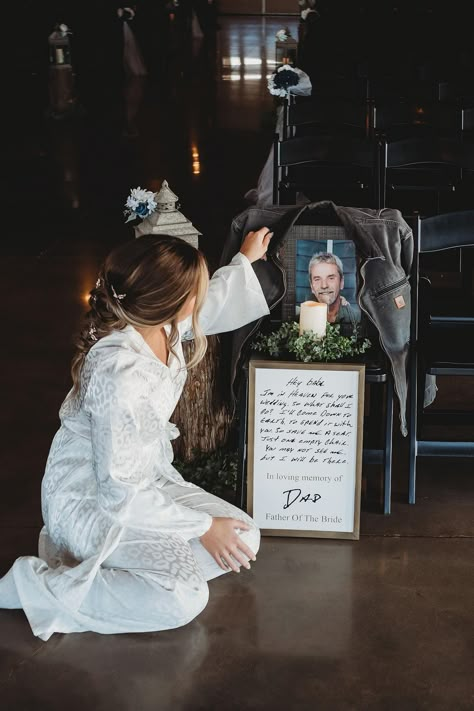 Wedding Photo With Lost Loved One, Wedding Photo Memorial, Wedding Memorial For Lost Loved Ones, Honor Lost Parent At Wedding, Remembering People At Wedding, Rip Wedding Ideas, Wedding Ideas Sentimental, Wedding Without Mom, Memory Of Father At Wedding