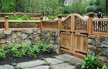 Craftsman Front Yard, Yard Trellis, Brick Wall Gardens, Wooden Fence Gate, Garden Gates And Fencing, Fence Gate Design, Diy Garden Fence, Craftsman Farmhouse, Privacy Fence Designs